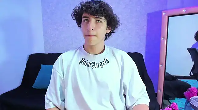 Snapshot of Kerverr_ chatting on December 1, 2024, 10:43 pm Kerverr  online show from December 1, 2024, 10:43 pm