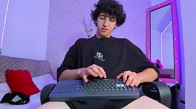 Snapshot of Kerverr_ chatting on January 15, 2025, 4:15 am Kerverr  online show from January 15, 2025, 4:15 am