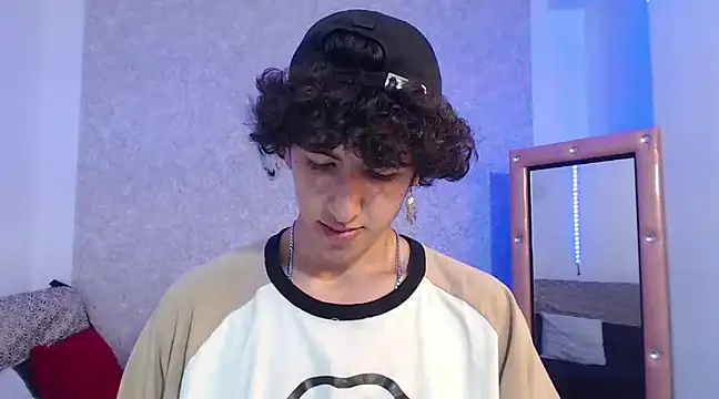 Snapshot of Kerverr_ chatting on February 12, 2025, 7:56 pm Kerverr  online show from February 12, 2025, 7:56 pm