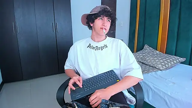 Snapshot of Kerverr_ chatting on September 14, 2025, 5:34 pm Kerverr  online show from September 14, 2025, 5:34 pm