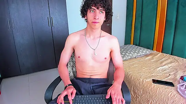 Snapshot of Kerverr_ chatting on September 21, 2025, 4:30 pm Kerverr  online show from September 21, 2025, 4:30 pm