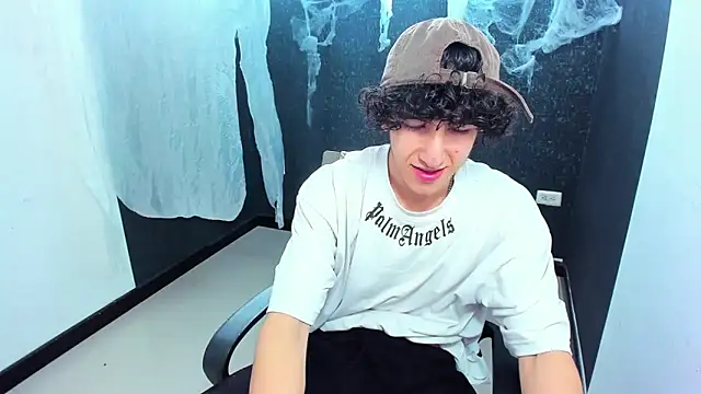 Snapshot of Kerverr_ chatting on October 11, 2025, 8:18 pm Kerverr  online show from October 11, 2025, 8:18 pm