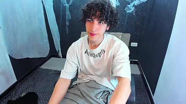 Snapshot of Kerverr_ chatting on October 16, 2025, 12:11 am Kerverr  online show from October 16, 2025, 12:11 am