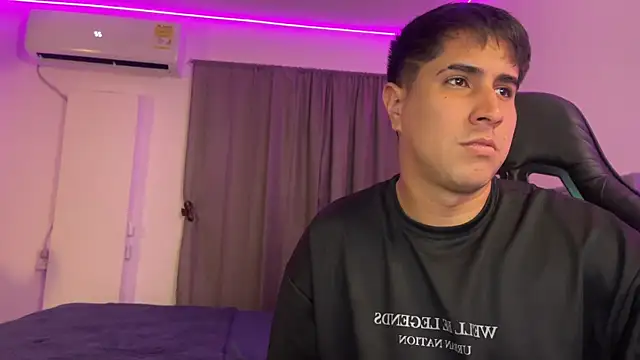 Snapshot of dereckbrownn chatting on January 25, 2025, 4:45 am dereckbrownn online show from January 25, 2025, 4:45 am