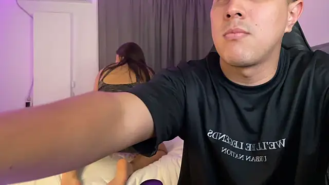 Snapshot of dereckbrownn chatting on February 19, 2025, 4:01 am dereckbrownn online show from February 19, 2025, 4:01 am