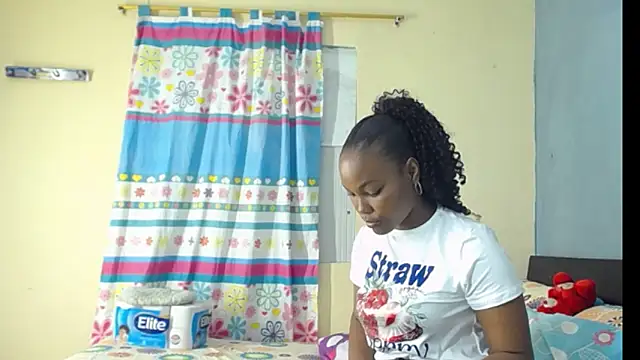 Snapshot of Madison__12 chatting on February 13, 2025, 2:12 am Madison  12 online show from February 13, 2025, 2:12 am