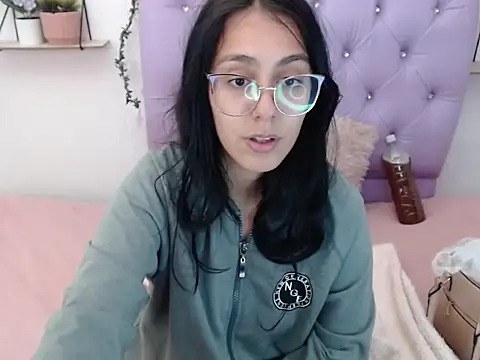 Snapshot of Freyja_01 chatting on October 18, 2025, 12:02 am Freyja 01 online show from October 18, 2025, 12:02 am