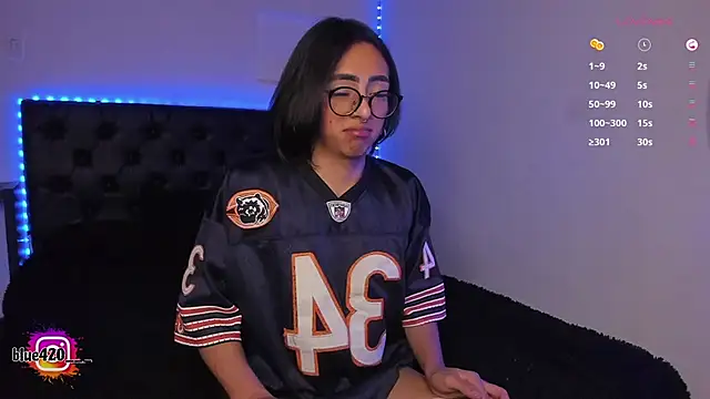 Snapshot of Skyler__blue4 chatting on February 24, 2025, 12:20 am Skyler  blue4 online show from February 24, 2025, 12:20 am