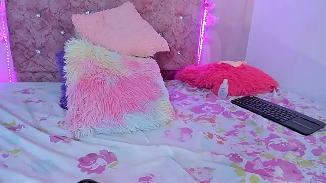 Snapshot of Bella__sweet chatting on January 29, 2025, 9:39 pm Bella sweet online show from January 29, 2025, 9:39 pm