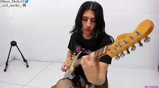 Snapshot of Evil_Queen13 chatting on December 16, 2024, 1:22 pm Evil Queen13 online show from December 16, 2024, 1:22 pm