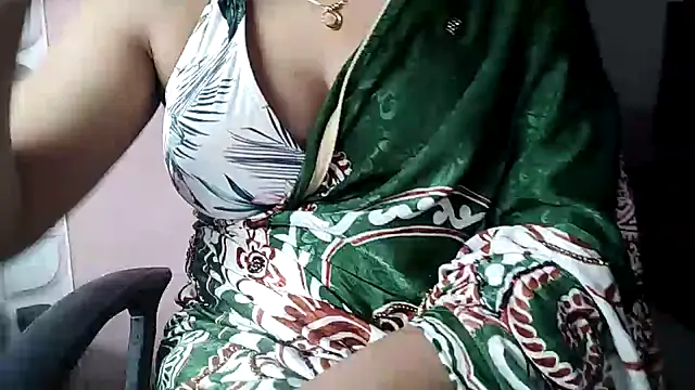 Snapshot of karishma chatting on February 28, 2025, 4:20 pm karishma online show from February 28, 2025, 4:20 pm