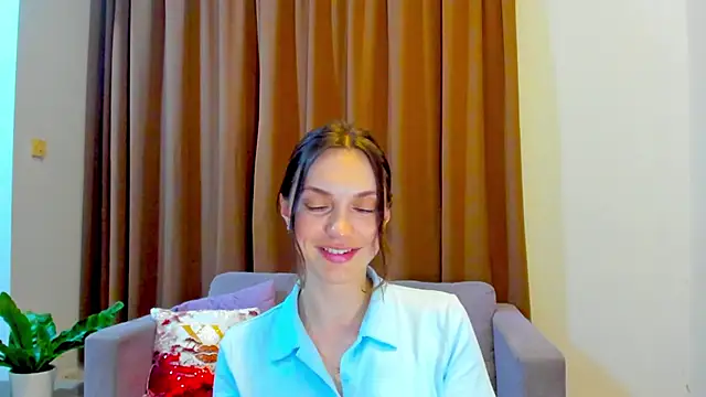 Snapshot of LovelyeeMia chatting on October 28, 2025, 11:47 am LovelyeeMia online show from October 28, 2025, 11:47 am