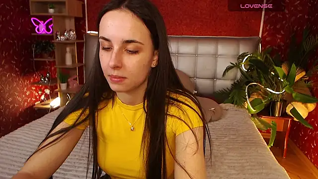 AuroraAksnesss online show from March 3, 2025, 11:22 am