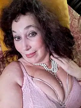 Snapshot of GypsyEsmeralda chatting on October 19, 2025, 7:47 pm GypsyEsmeralda online show from October 19, 2025, 7:47 pm