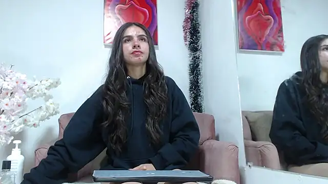 Snapshot of dafne_queenn chatting on January 13, 2025, 12:24 pm dafne queenn online show from January 13, 2025, 12:24 pm