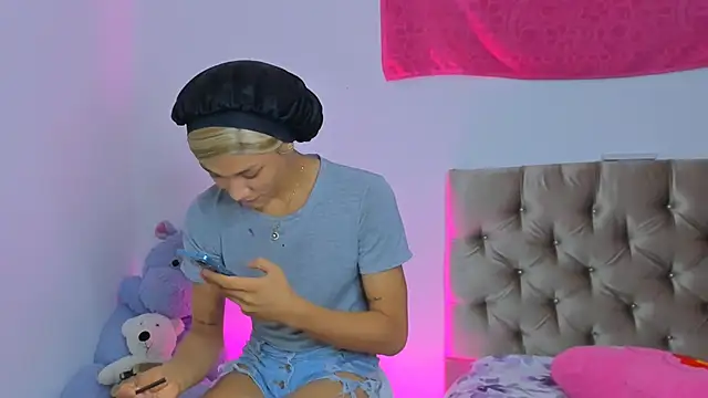 Snapshot of StassieBell chatting on March 5, 2025, 7:38 am StassieBell online show from March 5, 2025, 7:38 am