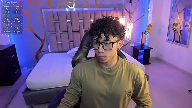 Snapshot of AkazaBoy_ chatting on February 28, 2025, 5:04 am AkazaBoy  online show from February 28, 2025, 5:04 am