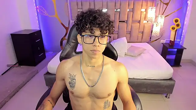 Snapshot of AkazaBoy_ chatting on March 2, 2025, 4:39 am AkazaBoy  online show from March 2, 2025, 4:39 am