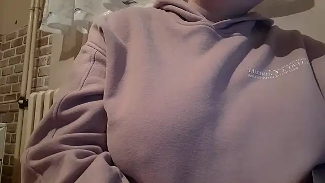 AalinnaK online show from February 24, 2025, 3:42 pm