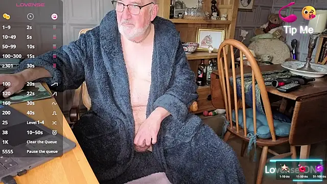 Adamdaddybear online show from October 19, 2025, 8:37 am