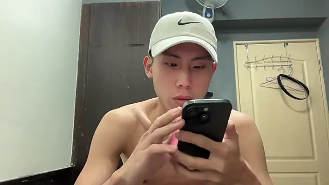 Snapshot of Benson18y chatting on March 18, 2025, 12:47 pm Benson18y online show from March 18, 2025, 12:47 pm