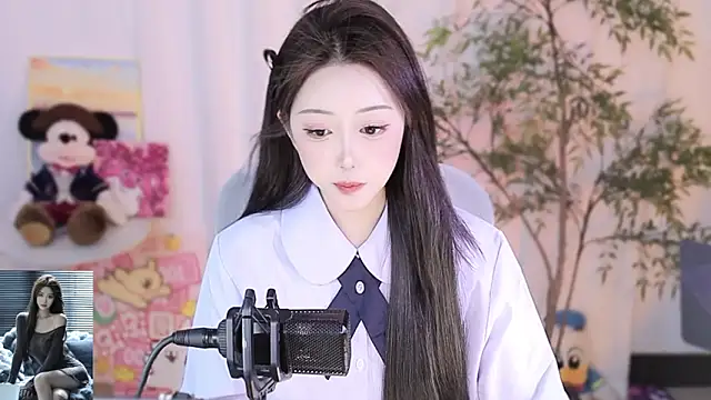 Snapshot of Arwyn-rr chatting on March 6, 2025, 3:56 pm Arwyn-rr online show from March 6, 2025, 3:56 pm