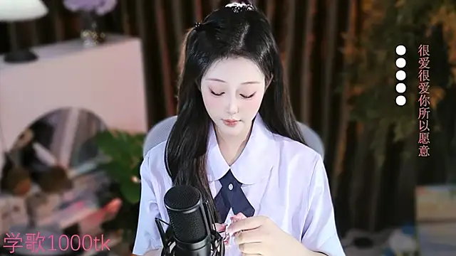 Snapshot of Arwyn-rr chatting on September 9, 2025, 1:43 pm Arwyn-rr online show from September 9, 2025, 1:43 pm