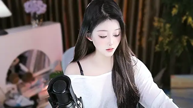 Snapshot of Arwyn-rr chatting on November 13, 2025, 11:31 am Arwyn-rr online show from November 13, 2025, 11:31 am