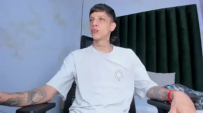 Snapshot of Adam_hard_ chatting on December 4, 2024, 7:34 pm Adam hard  online show from December 4, 2024, 7:34 pm