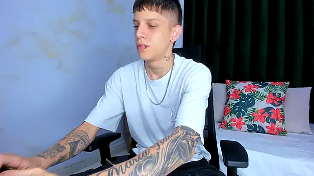 Snapshot of Adam_hard_ chatting on February 5, 2025, 7:42 pm Adam hard  online show from February 5, 2025, 7:42 pm