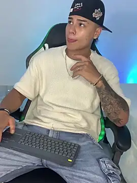 Snapshot of SantiagoReyesFtt chatting on March 11, 2025, 8:20 am SantiagoReyesFtt online show from March 11, 2025, 8:20 am