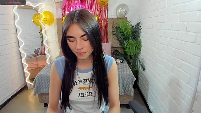 Snapshot of Roxanne_tay chatting on January 31, 2025, 10:31 pm Roxanne tay online show from January 31, 2025, 10:31 pm