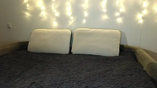 Snapshot of Tutti_Frutt1s chatting on January 24, 2025, 5:21 am Tutti Frutt1s online show from January 24, 2025, 5:21 am