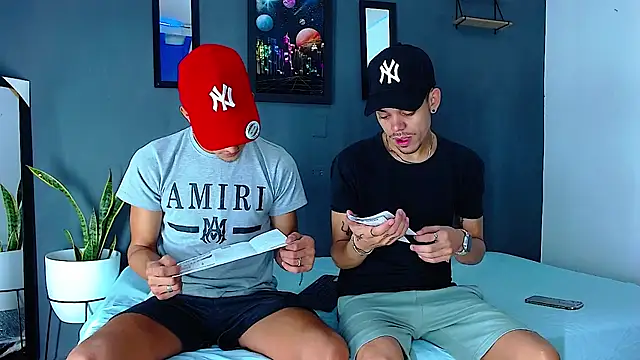 Snapshot of Friendsofeverything_ chatting on December 22, 2024, 11:22 am Friendsofeverything  online show from December 22, 2024, 11:22 am