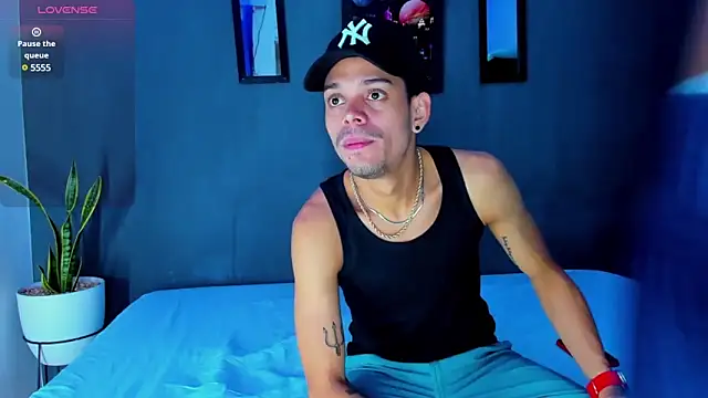 Snapshot of Friendsofeverything_ chatting on February 4, 2025, 1:13 am Friendsofeverything  online show from February 4, 2025, 1:13 am