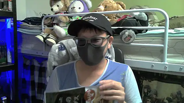 Snapshot of Owl1216 chatting on December 5, 2024, 3:50 pm Owl1216 online show from December 5, 2024, 3:50 pm