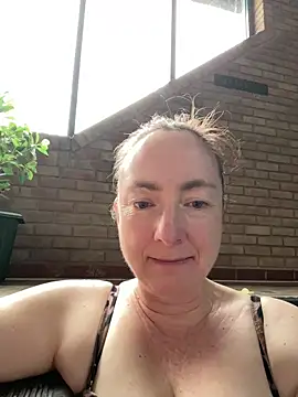 Snapshot of LouiseTswing chatting on December 9, 2024, 1:55 pm LouiseTswing online show from December 9, 2024, 1:55 pm