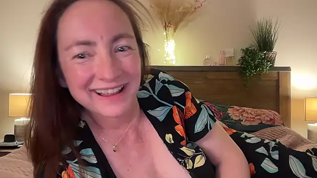 Snapshot of LouiseTswing chatting on February 6, 2025, 8:13 pm LouiseTswing online show from February 6, 2025, 8:13 pm