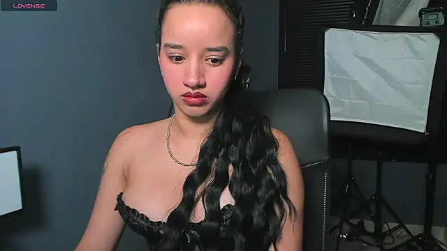 Snapshot of emilyrouxe chatting on December 9, 2024, 12:45 am emilyrouxe online show from December 9, 2024, 12:45 am