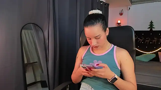 Snapshot of emilyrouxe chatting on December 28, 2024, 2:53 pm emilyrouxe online show from December 28, 2024, 2:53 pm