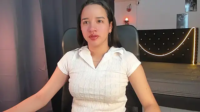 Snapshot of emilyrouxe chatting on January 8, 2025, 3:28 pm emilyrouxe online show from January 8, 2025, 3:28 pm