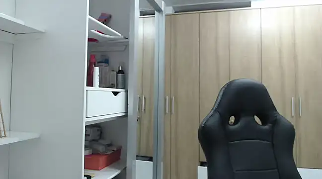 Snapshot of RoxanaLove9 chatting on January 2, 2025, 4:20 am RoxanaLove9 online show from January 2, 2025, 4:20 am