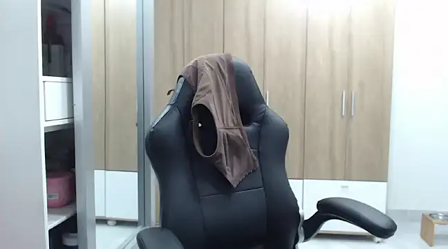 Snapshot of RoxanaLove9 chatting on February 5, 2025, 1:15 am RoxanaLove9 online show from February 5, 2025, 1:15 am