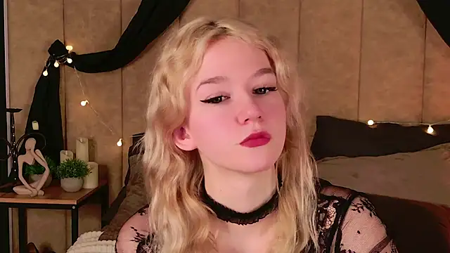 Snapshot of NaomiLoys chatting on February 22, 2025, 6:41 pm NaomiLoys online show from February 22, 2025, 6:41 pm