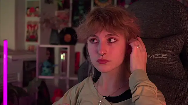 Snapshot of LuxRayi chatting on December 22, 2024, 5:56 am LuxRayi online show from December 22, 2024, 5:56 am