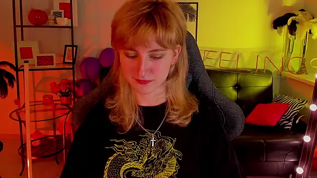 Snapshot of LuxRayi chatting on January 6, 2025, 6:10 pm LuxRayi online show from January 6, 2025, 6:10 pm