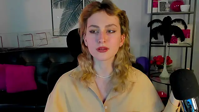 Snapshot of LuxRayi chatting on January 25, 2025, 6:35 pm LuxRayi online show from January 25, 2025, 6:35 pm