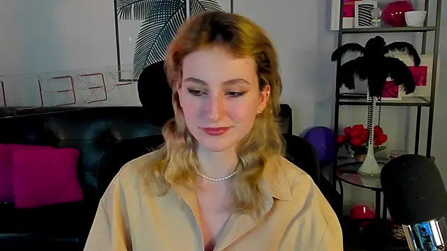 Snapshot of LuxRayi chatting on January 25, 2025, 9:35 pm LuxRayi online show from January 25, 2025, 9:35 pm