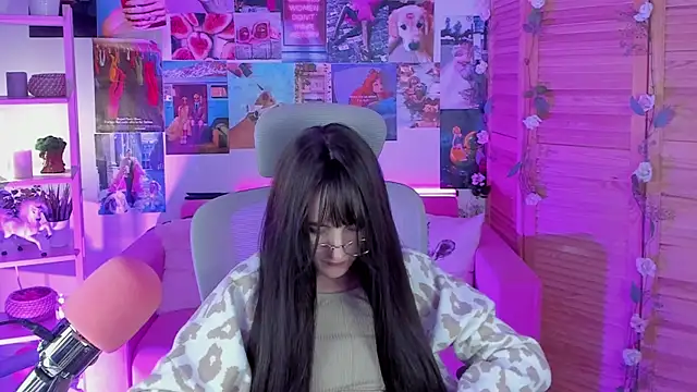 Snapshot of LuxRayi chatting on February 7, 2025, 11:55 pm LuxRayi online show from February 7, 2025, 11:55 pm