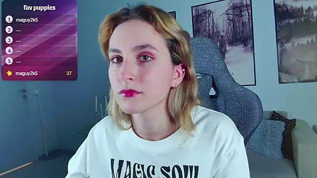 Snapshot of LuxRayi chatting on February 23, 2025, 12:30 am LuxRayi online show from February 23, 2025, 12:30 am